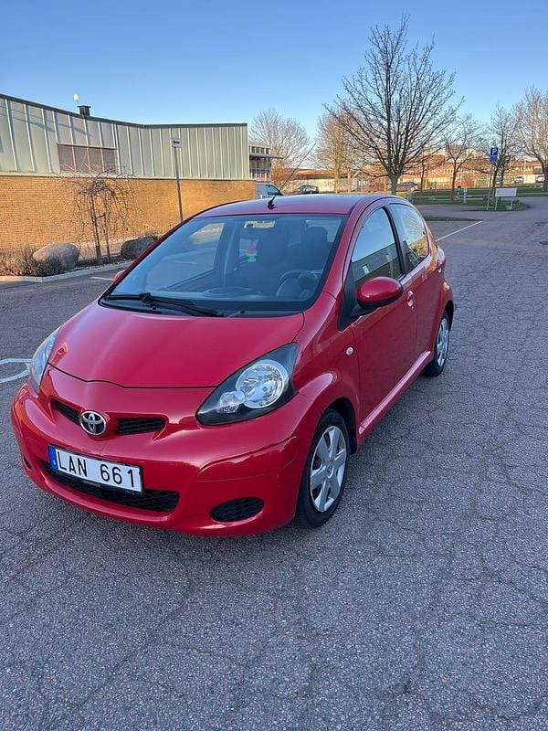 Begagnad 2010 Toyota Aygo Halvkombi | 32 000 kr (Lite dyr) - Bild 1/4