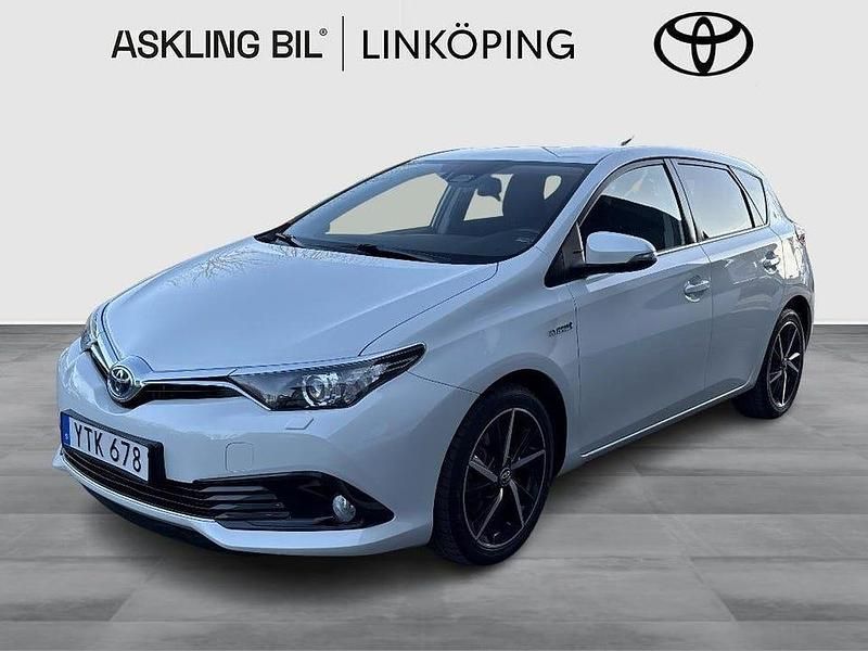 Vit Begagnad 2017 Toyota Auris Hybrid Edition Halvkombi | 179 000 kr (Marknadspris) - Bild 1/3