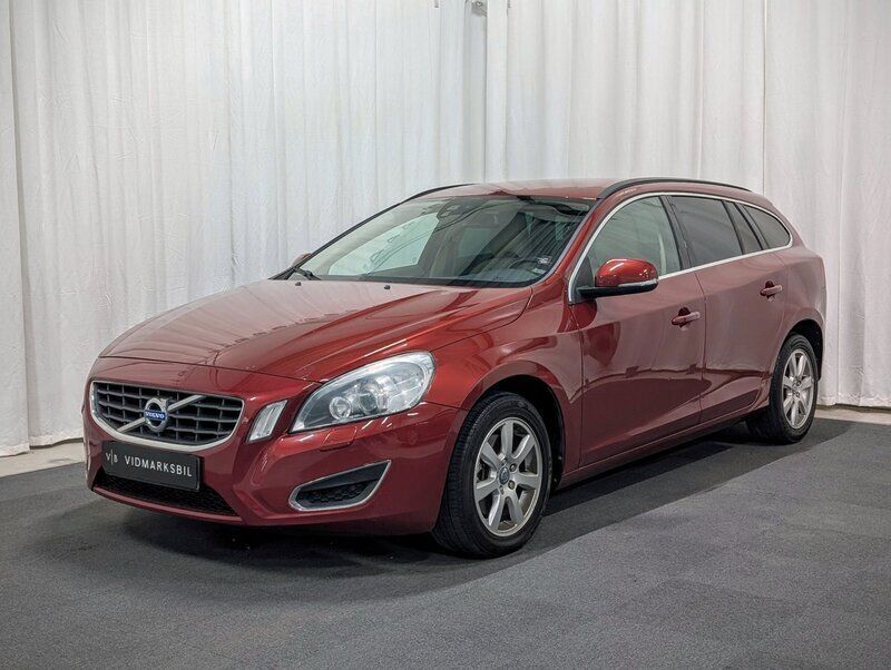 Röd Begagnad 2010 Volvo V60 Momentum Kombi | 91 900 kr (Marknadspris) - Bild 1/4