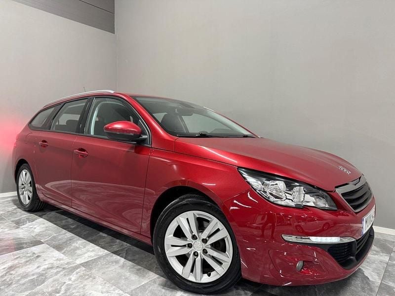 Mörkröd Begagnad 2015 Peugeot 308 Kombi | 99 900 kr (Marknadspris) - Bild 1/4