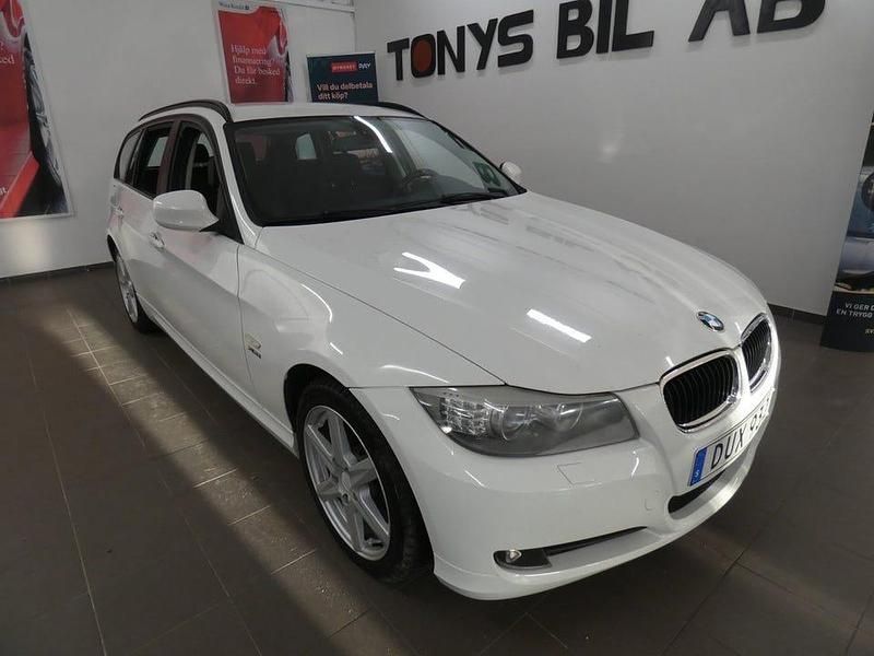 Vit Begagnad 2011 BMW 320 Kombi | 59 900 kr (Bra pris) - Bild 1/4