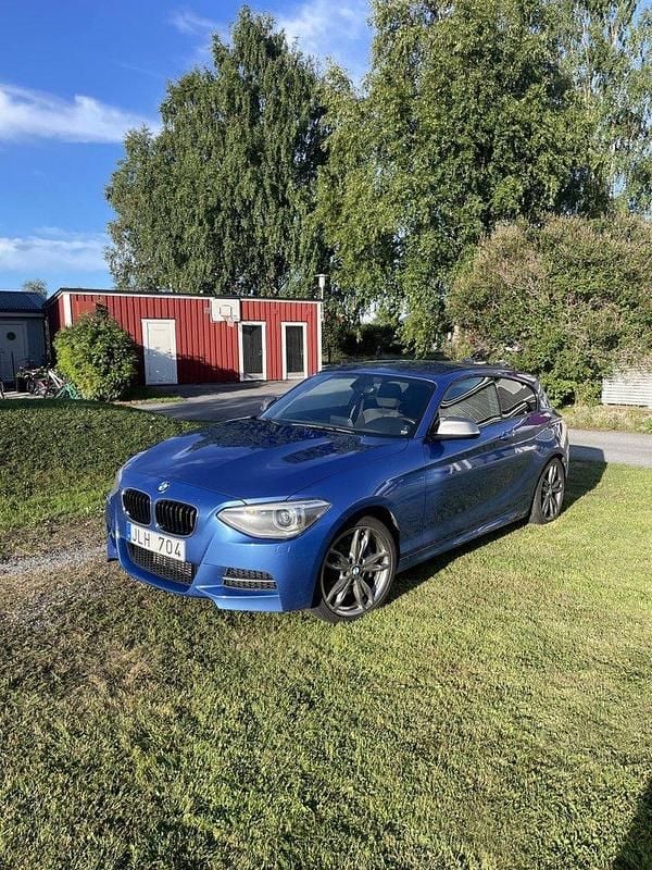 Blå Begagnad 2013 BMW M135 Halvkombi | 229 900 kr (Marknadspris) - Bild 1/4