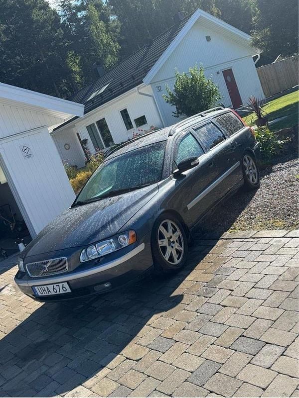 Grå Begagnad 2004 Volvo V70 Kombi | 14 000 kr (Superpris) - Bild 1/4