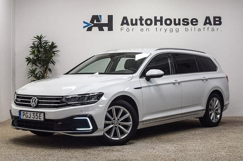 Vit Begagnad 2019 VW Passat GTE Kombi | 224 000 kr (Marknadspris) - Bild 1/4