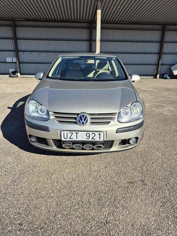 Grå Begagnad 2004 VW Golf IV Trendline Halvkombi | 15 000 kr (Bra pris) - Bild 1/4