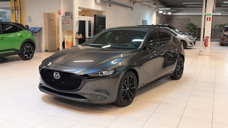 Grå Ny 2024 Mazda 3 Halvkombi | 350 300 kr (Marknadspris) - Bild 1/4