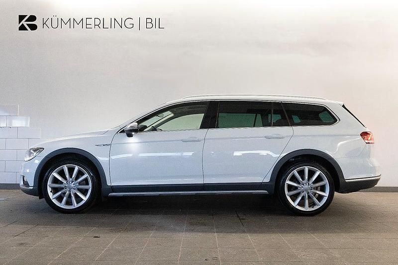 Vit Begagnad 2018 VW Passat Alltrack Kombi | 144 900 kr (Bra pris) - Bild 1/4