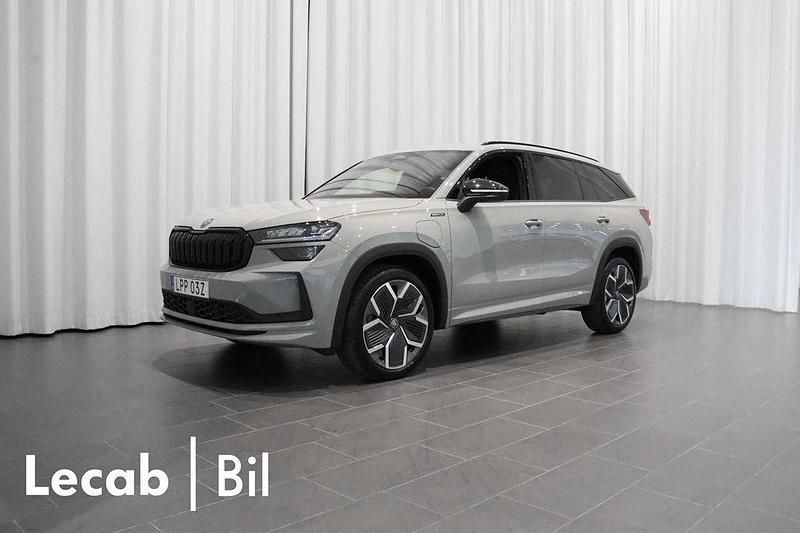 Grå (steel grey) Begagnad 2025 Skoda Kodiaq SportLine SUV | 529 500 kr - Bild 1/4
