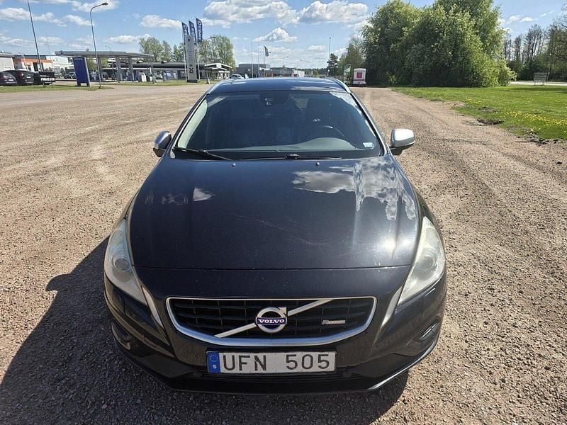 Svart Begagnad 2013 Volvo V60 R-Design Kombi | 64 900 kr (Bra pris) - Bild 1/4