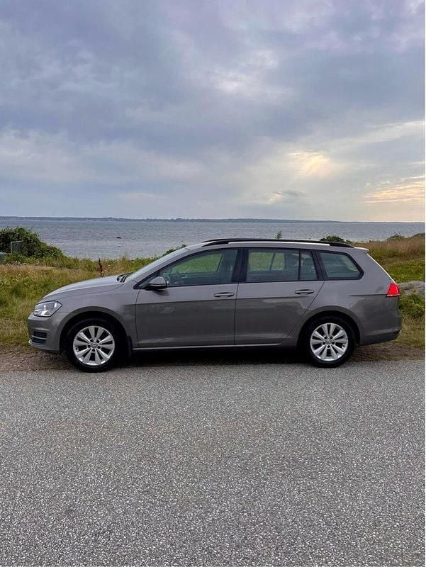 Grå Begagnad 2016 VW Golf VII Kombi | 130 000 kr (Marknadspris) - Bild 1/4