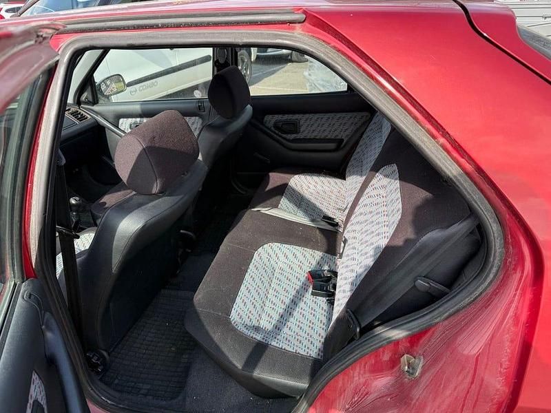 Begagnad Peugeot 306 88 HK (64 kW) 1995 Mörkröd Halvkombi