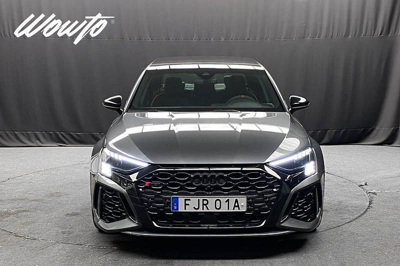 Begagnad Audi RS3 Design 400 HK (294 kW) 2023 Grå Sedan