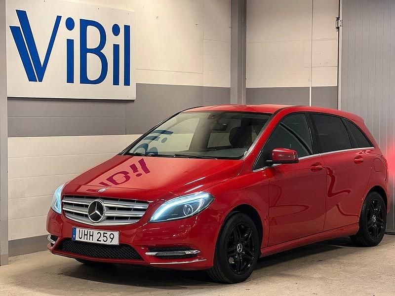 Röd Begagnad 2014 Mercedes B180 Minibuss | 109 900 kr (Marknadspris) - Bild 1/4