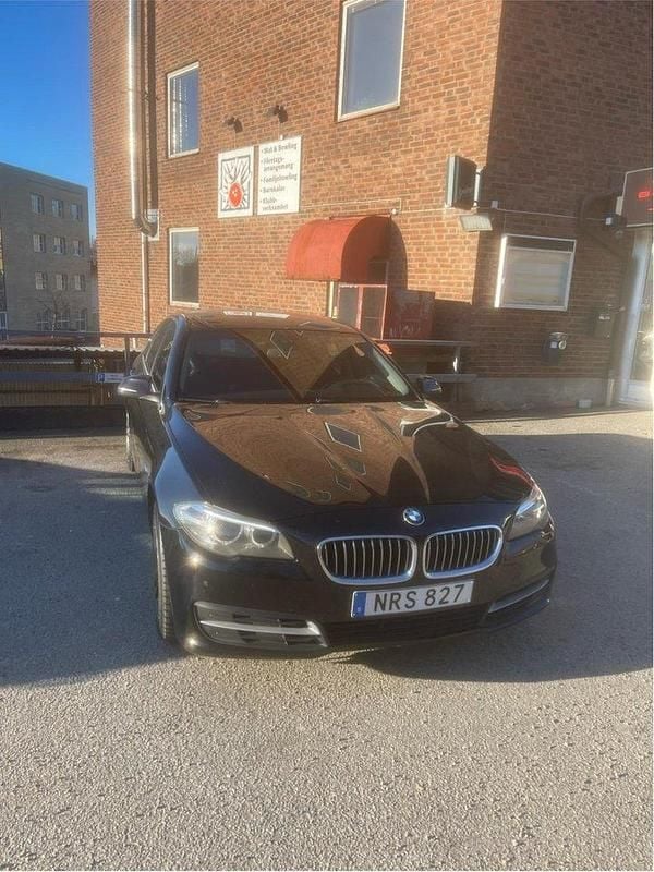 Svart Begagnad 2015 BMW 520 Sedan | 105 000 kr (Bra pris) - Bild 1/4