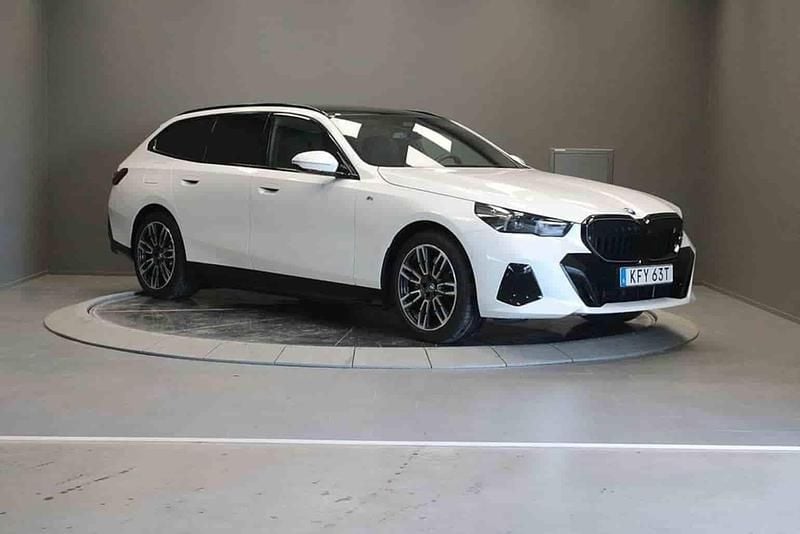 Vit Begagnad 2025 BMW i5 Sedan | 699 000 kr (Superpris) - Bild 1/1