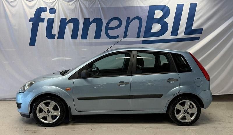 Blå Begagnad 2006 Ford Fiesta Halvkombi | 29 500 kr (Lite dyr) - Bild 1/4