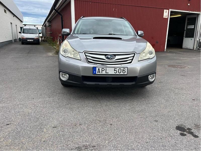 Silver Begagnad 2011 Subaru Outback SUV | 54 000 kr (Bra pris) - Bild 1/4