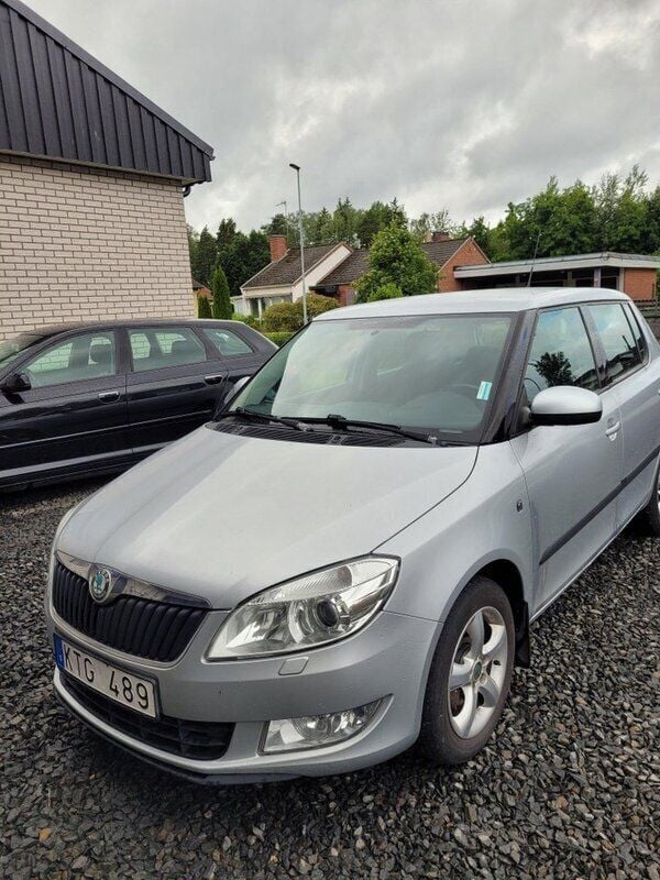 Silver Begagnad 2011 Skoda Fabia Elegance Halvkombi | 35 000 kr (Bra pris) - Bild 1/4