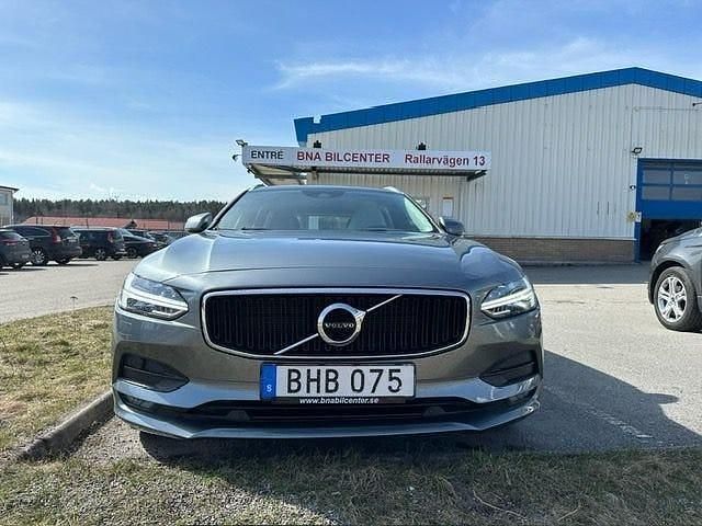 Grå Begagnad 2018 Volvo V90 Momentum Kombi | 181 000 kr (Marknadspris) - Bild 1/4