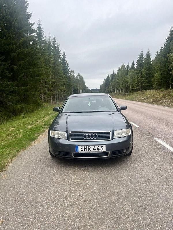 Grå Begagnad 2001 Audi A4 Sedan | 19 000 kr (Bra pris) - Bild 1/4