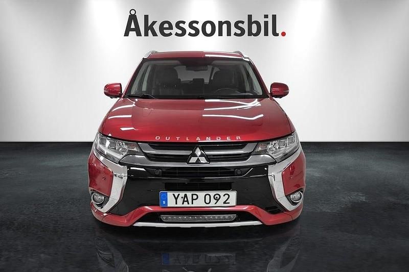 Begagnad Mitsubishi Outlander 121 HK (88 kW) 2016 Mröd SUV