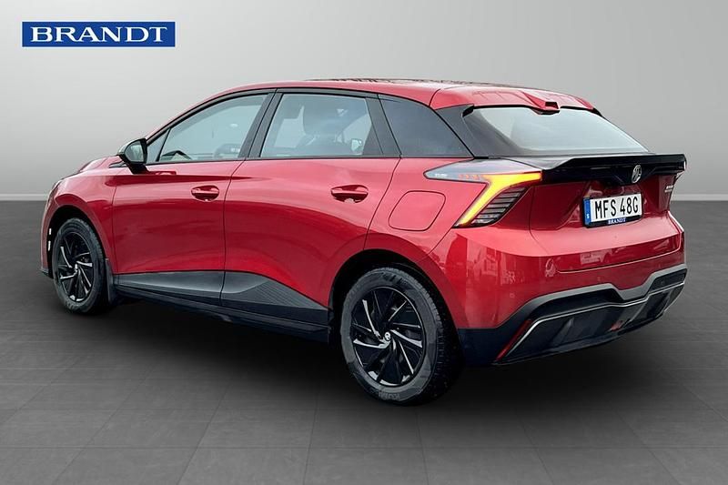 Begagnad MG MG4 EV 2023 Röd Halvkombi