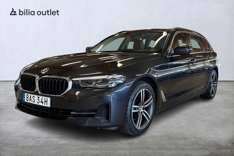 Grå Begagnad 2020 BMW 520 Kombi | 314 900 kr (Marknadspris) - Bild 1/3