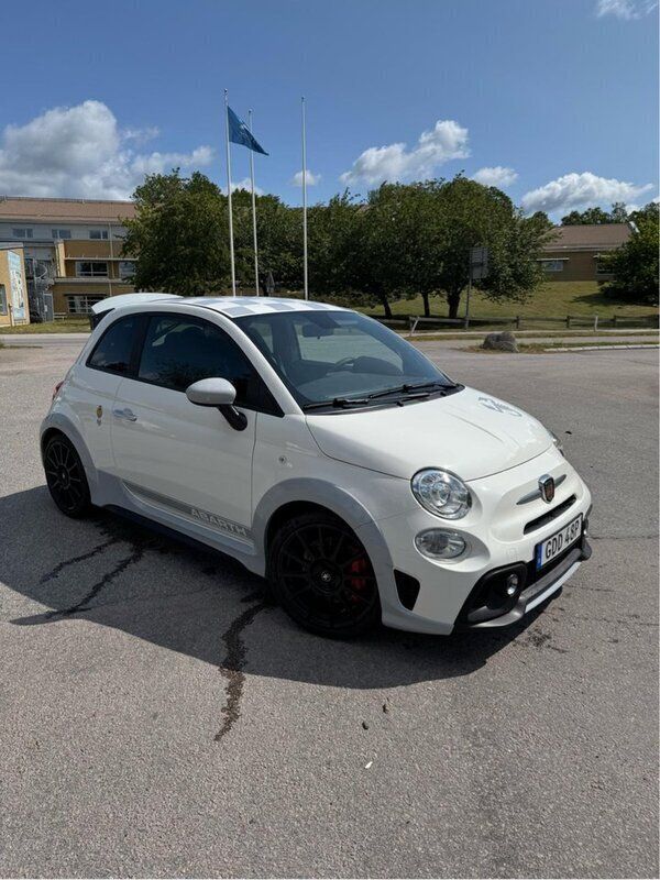 Vit Begagnad 2021 Abarth 695 70th Anniversary Halvkombi | 235 000 kr - Bild 1/4