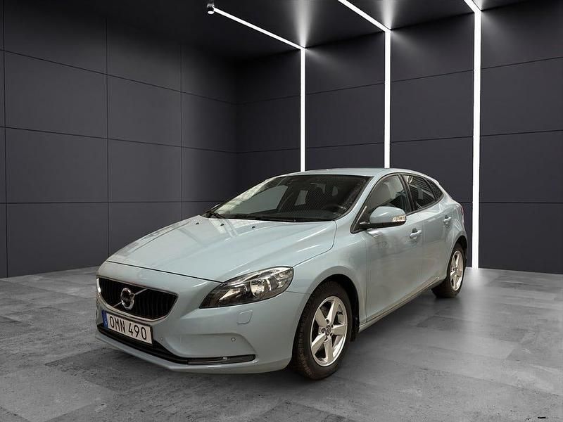 Blå Begagnad 2016 Volvo V40 Kinetic Kombi | 159 900 kr (Marknadspris) - Bild 1/4