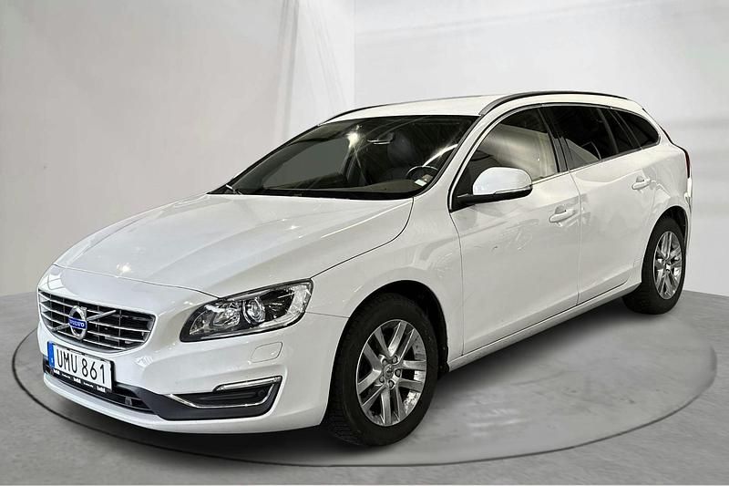 Vit Begagnad 2018 Volvo V60 Momentum Kombi | 143 800 kr (Superpris) - Bild 1/4