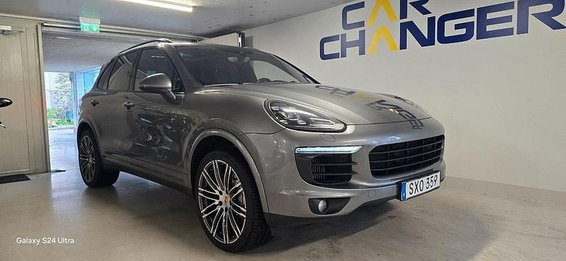 Mörkgrå (grå) Begagnad 2015 Porsche Cayenne S Sport SUV | 329 900 kr (Marknadspris) - Bild 1/4