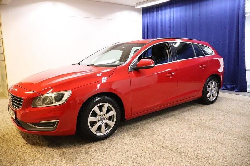 Röd Begagnad 2014 Volvo V60 Momentum Kombi | 129 900 kr (Marknadspris) - Bild 1/4