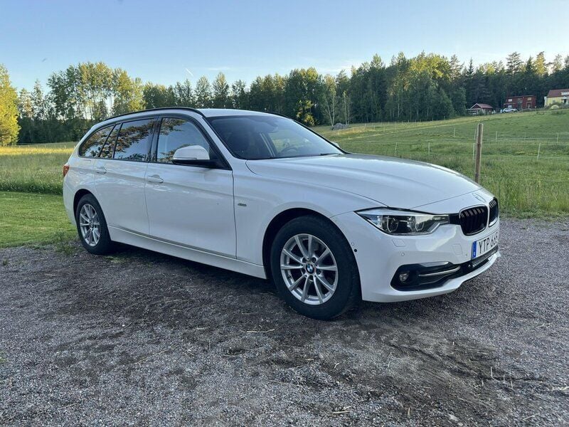 Vit Begagnad 2018 BMW 320 Sport Line Kombi | 185 000 kr (Bra pris) - Bild 1/4