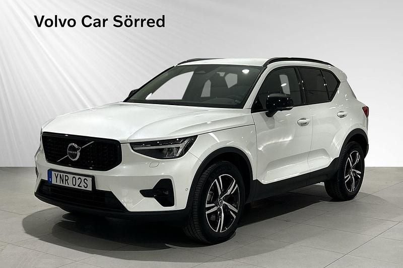 Silver Begagnad 2024 Volvo XC40 Plus SUV | 389 900 kr (Marknadspris) - Bild 1/3