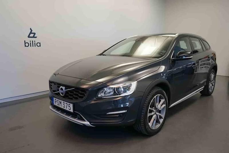 Grå Begagnad 2018 Volvo V60 CC Kombi | 249 500 kr - Bild 1/1