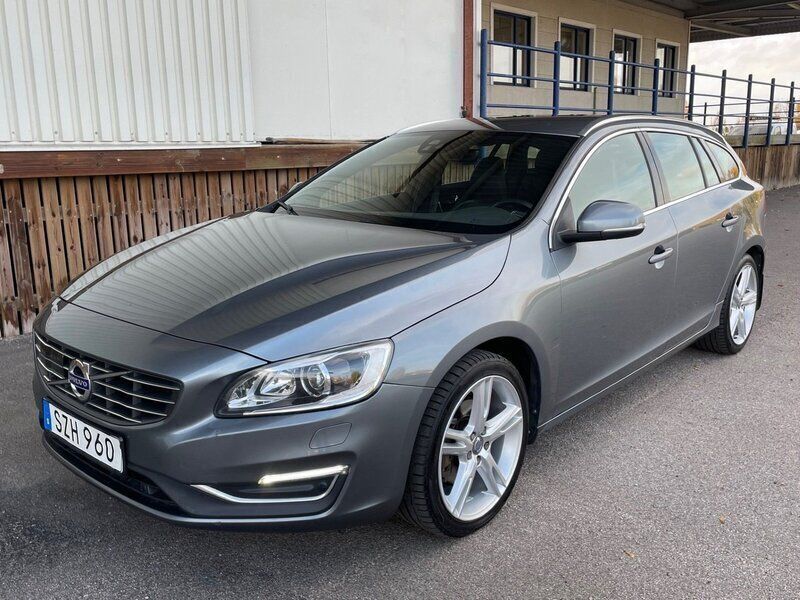 Grå Begagnad 2017 Volvo V60 Summum Kombi | 199 900 kr (Marknadspris) - Bild 1/4