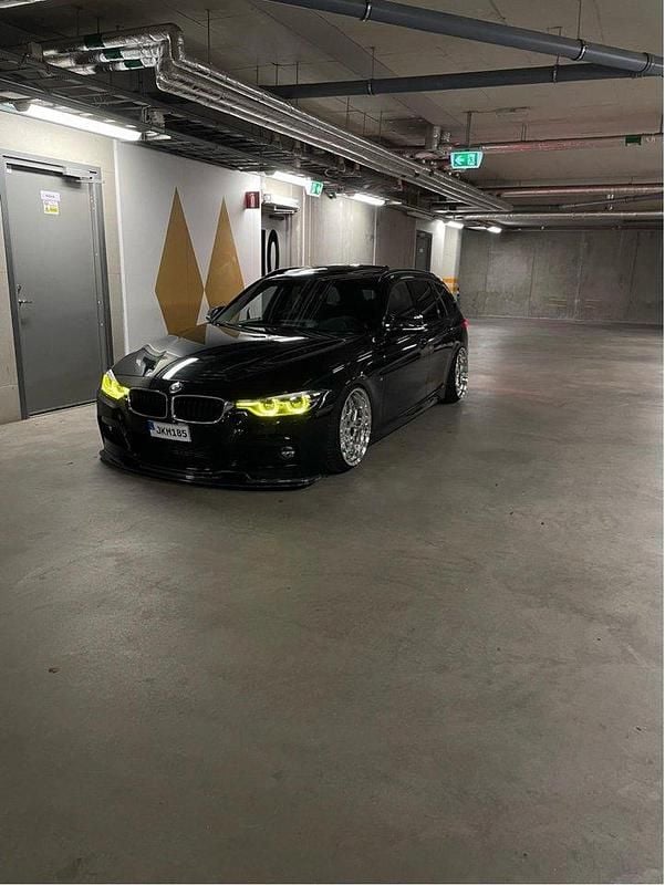 Svart Begagnad 2019 BMW 320 M Sport Kombi | 289 900 kr (Lite dyr) - Bild 1/4