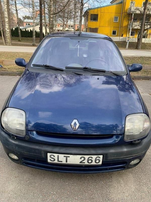Blå Begagnad 2001 Renault Clio II Halvkombi | 15 000 kr (Marknadspris) - Bild 1/4