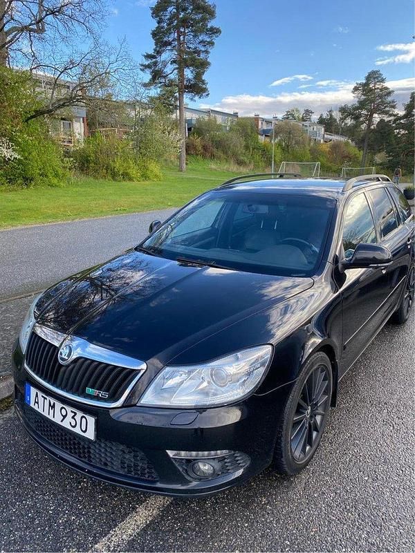 Svart Begagnad 2011 Skoda Octavia RS Kombi | 64 000 kr (Superpris) - Bild 1/4