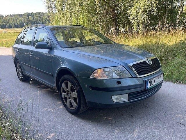 Ljusgrå Begagnad 2008 Skoda Octavia Kombi | 8 900 kr (Superpris) - Bild 1/4