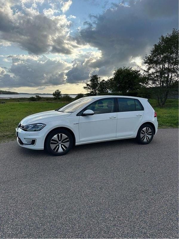Vit Begagnad 2019 VW e-Golf Halvkombi | 195 000 kr (Marknadspris) - Bild 1/4