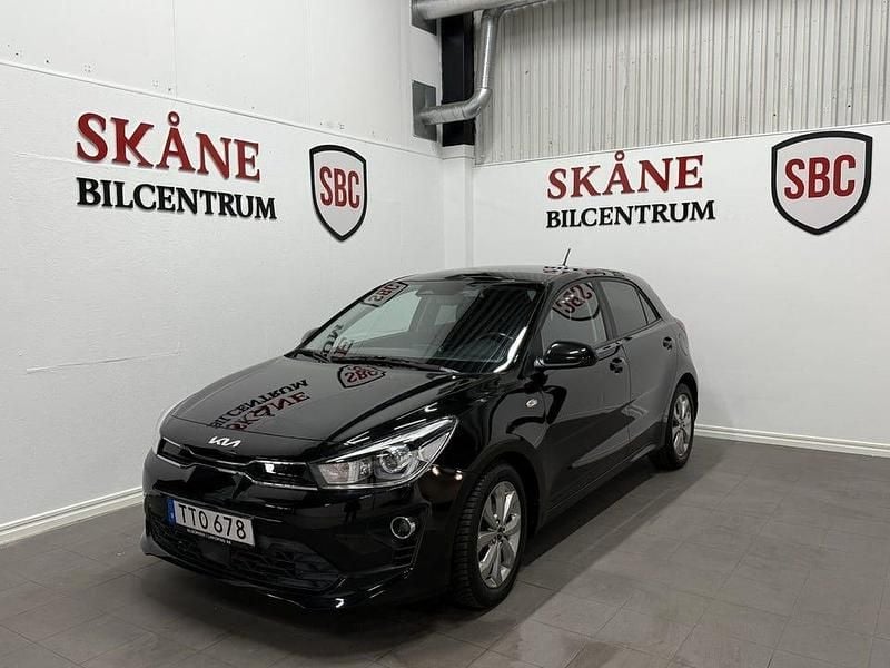 Svart Begagnad 2022 Kia Rio Advance Halvkombi | 129 900 kr (Bra pris) - Bild 1/4