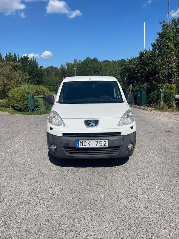 Vit Begagnad 2011 Peugeot Partner Minibuss | 42 900 kr (Bra pris) - Bild 1/4