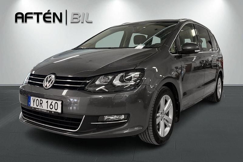 Mörkgrå Begagnad 2018 VW Sharan Minibuss | 319 900 kr (Marknadspris) - Bild 1/3