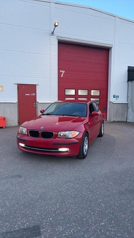 Röd Begagnad 2008 BMW 118 Sport Line Halvkombi | 37 900 kr (Marknadspris) - Bild 1/1