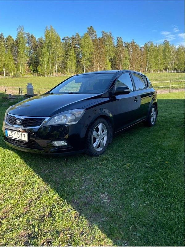 Svart Begagnad 2012 Kia Ceed Halvkombi | 40 000 kr (Marknadspris) - Bild 1/1