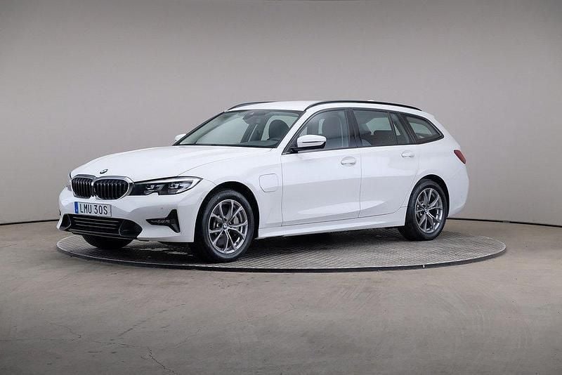 Vit Begagnad 2021 BMW 330e Sport Line Kombi | 295 000 kr (Superpris) - Bild 1/4