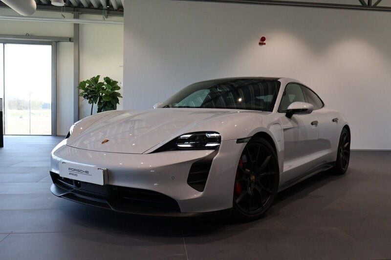 Ljusgrå (white) Begagnad 2022 Porsche Taycan GTS Sedan | 1 175 000 kr (Marknadspris) - Bild 1/4