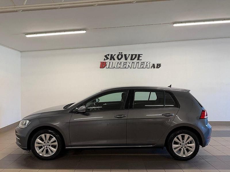 Mörkgrå (gråmetallic) Begagnad 2017 VW Golf VII Halvkombi | 138 500 kr (Marknadspris) - Bild 1/4