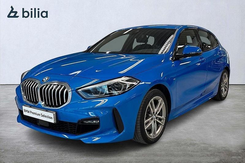 Blå (misano blue metallic) Begagnad 2022 BMW 118 M Sport Halvkombi | 279 900 kr (Lite dyr) - Bild 1/4